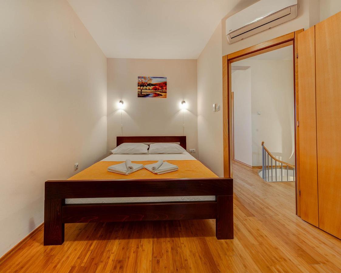 Port Adria Apartments Kamenari Exterior photo